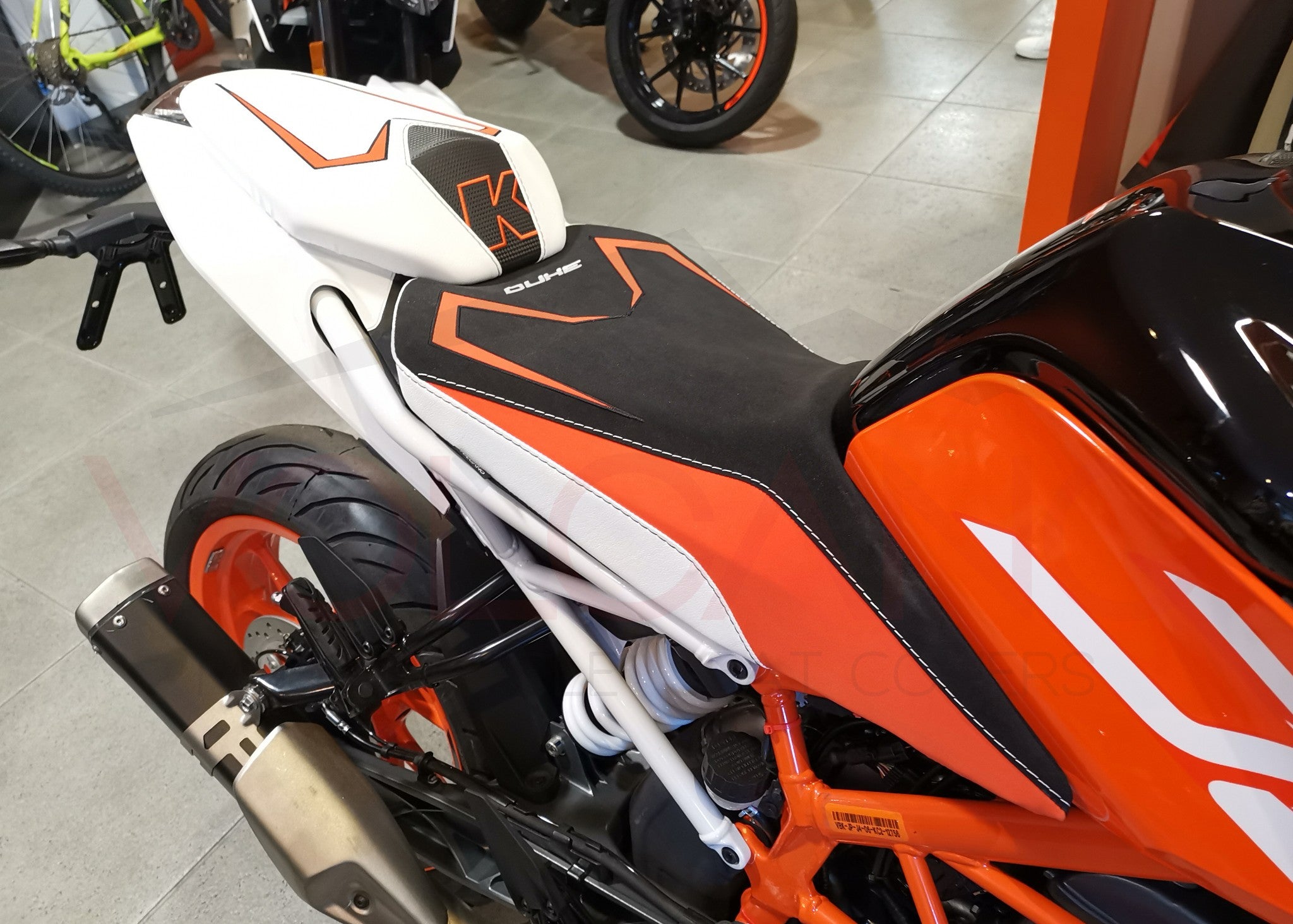 Ktm duke 125 pillion deals seat cover